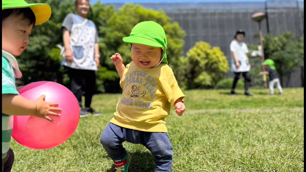 志木市の保育園ファニーで公園遊びを楽しむ園児